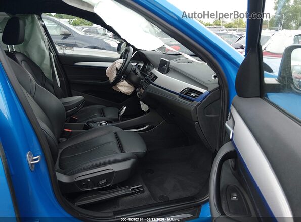 WBXJG9C01M5T65959 2021 BMW X1 Blue Vista interior delantera