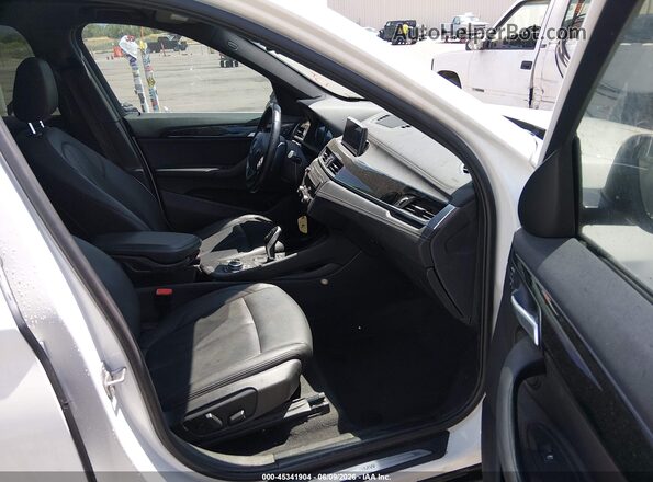 WBXJG9C02M5S25466 2021 BMW X1 White წინა სალონის ხედი