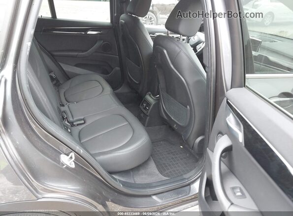 WBXJG9C08M5T87148 2021 BMW X1 Gray VIN კოდის სტიკერის ხედი