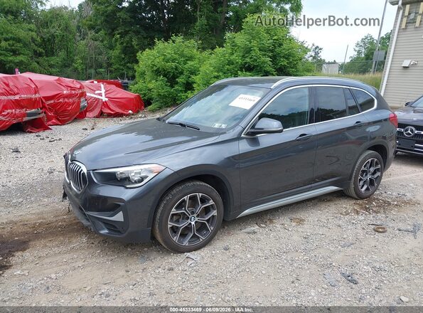 WBXJG9C08M5T87148 2021 BMW X1 Gray წინა მარცხენა ხედი სამი მეოთხედიდან