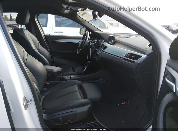 WBXYJ1C00L5R20741 2020 BMW X2 Белый Вид салона спереди