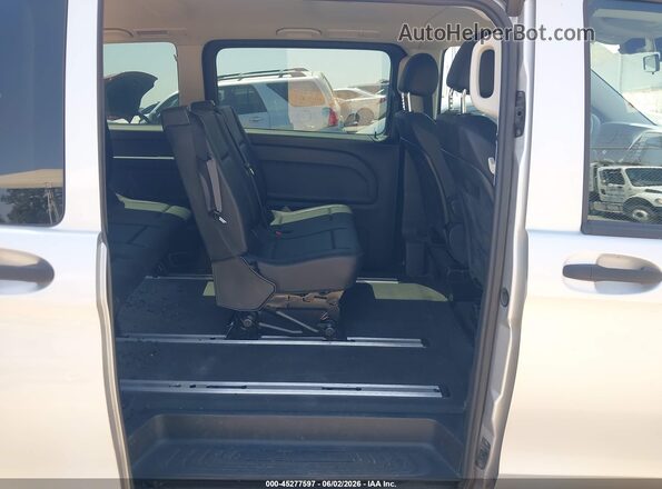 WD4PG2EE5H3242390 2017 MERCEDES-BENZ METRIS Silver Widok naklejki z numerem VIN