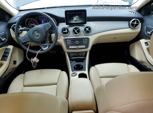 WDCTG4EB2JJ435246 2018 MERCEDES-BENZ GLA Black Widok deski rozdzielczej