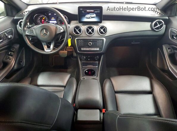 WDCTG4EB2JJ445033 2018 MERCEDES-BENZ GLA White Vista del salpicadero