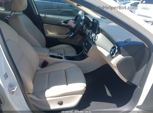 WDCTG4EB4JJ443252 2018 MERCEDES-BENZ GLA 250 White Вид салону спереду