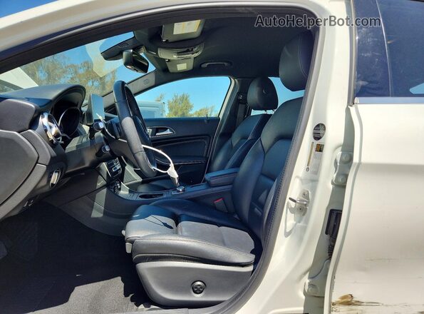 WDCTG4EB4LJ667642 2020 MERCEDES-BENZ GLA White Widok wnętrza z przodu