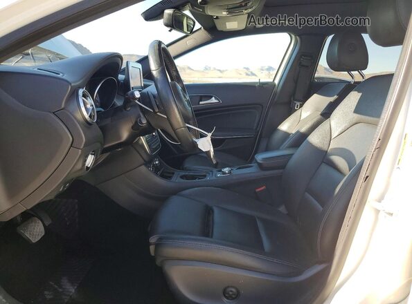 WDCTG4EB5HJ299009 2017 MERCEDES-BENZ GLA White Вид салону спереду