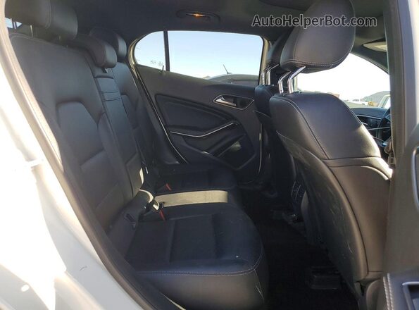 WDCTG4EB5HJ299009 2017 MERCEDES-BENZ GLA White Вид задньої частини салону
