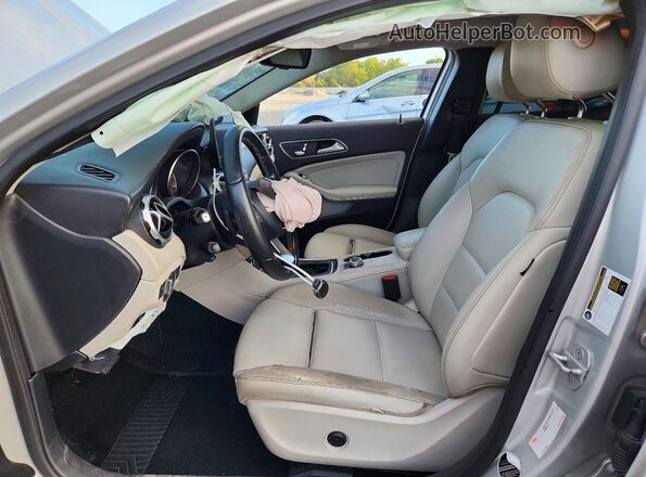 WDCTG4EB9JJ395232 2018 MERCEDES-BENZ GLA Silver Widok wnętrza z przodu