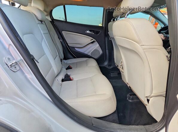 WDCTG4EB9JJ395232 2018 MERCEDES-BENZ GLA Silver Widok wnętrza z tyłu