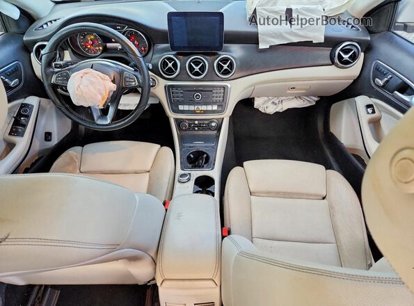 WDCTG4EB9JJ395232 2018 MERCEDES-BENZ GLA Silver Widok deski rozdzielczej