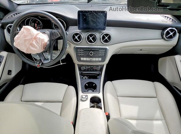 WDCTG4EBXJJ385132 2018 MERCEDES-BENZ GLA Silver Vista del salpicadero