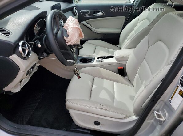 WDCTG4EBXJJ385132 2018 MERCEDES-BENZ GLA Silver Vista interior delantera
