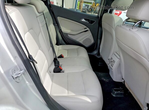 WDCTG4EBXJJ385132 2018 MERCEDES-BENZ GLA Silver Vista de los asientos traseros