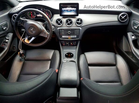 WDDSJ4EB1JN622673 2018 MERCEDES-BENZ CLA-CLASS Black Vista del salpicadero