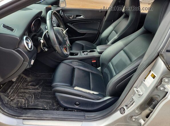 WDDSJ4EB5JN601177 2018 MERCEDES-BENZ CLA-CLASS Silver Widok wnętrza z przodu