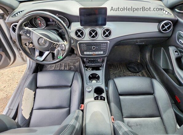 WDDSJ4EB5JN601177 2018 MERCEDES-BENZ CLA-CLASS Silver Widok deski rozdzielczej