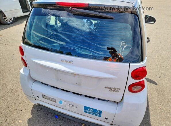 WMEEJ9AA1GK842182 2016 SMART FORTWO White Rear seats view