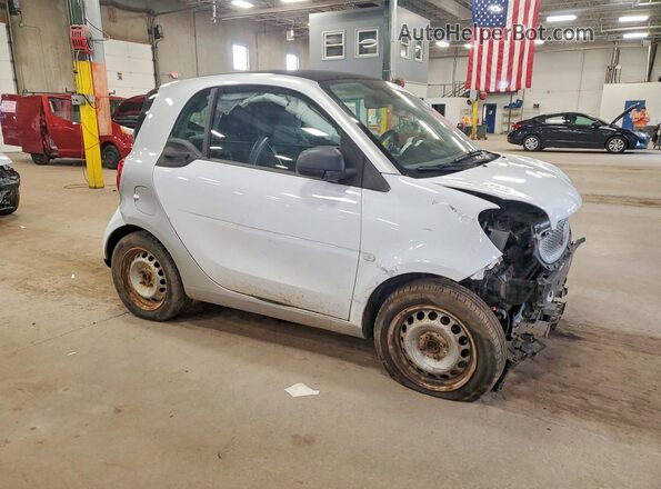 WMEFJ5DA1HK169713 2017 SMART FORTWO Silver Delantero derecho