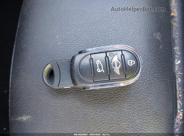 WMWLN5C5XG2B35102 2016 MINI CLUBMAN Red Vista del salpicadero