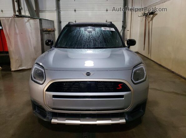 WMZ23GA00S7R14542 2025 MINI COUNTRYMAN Серебряный Вид спереди