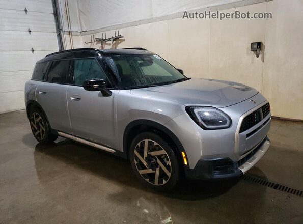 WMZ23GA00S7R14542 2025 MINI COUNTRYMAN Серебряный Передняя правая четверть