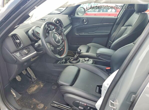 WMZYV9C36J3B92123 2018 MINI COOPER Gray Vista interior delantera