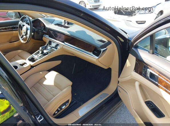 WP0AA2A75HL100579 2017 PORSCHE PANAMERA Черный Вид салона спереди
