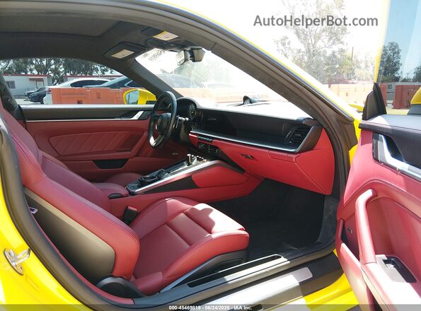 WP0AD2A91NS255219 2022 PORSCHE 911 Желтый Вид салона спереди