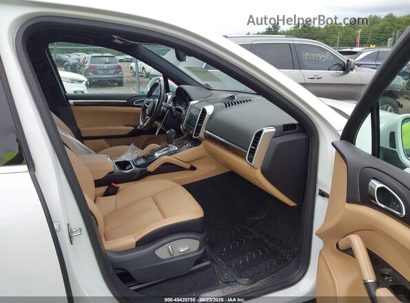 WP1AA2A21HKA82879 2017 PORSCHE CAYENNE Белый Вид салона спереди