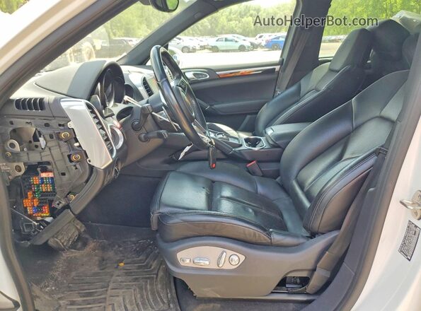 WP1AA2A29HKA82659 2017 PORSCHE CAYENNE Белый Вид салона спереди