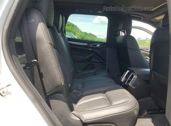 WP1AA2A29HKA82659 2017 PORSCHE CAYENNE Белый Вид задней части салона