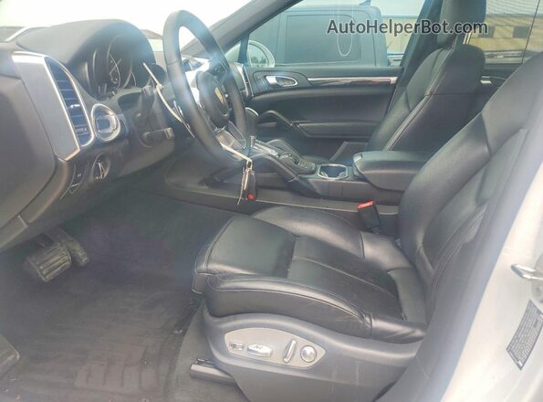 WP1AA2A29JKA02606 2018 PORSCHE CAYENNE White Widok wnętrza z przodu