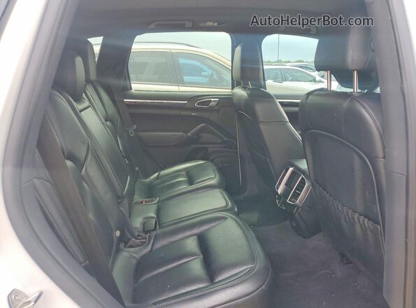 WP1AA2A29JKA02606 2018 PORSCHE CAYENNE White Widok wnętrza z tyłu