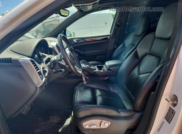 WP1AA2A2XJKA06969 2018 PORSCHE CAYENNE Белый Вид салона спереди