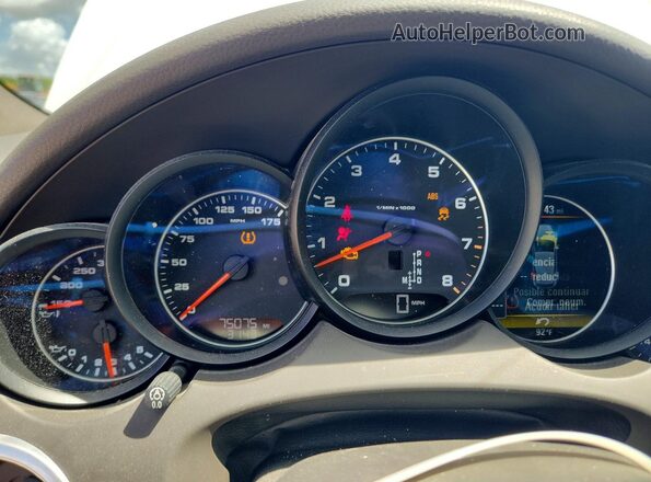 WP1AA2A2XJKA06969 2018 PORSCHE CAYENNE Белый Вид щитка приборов