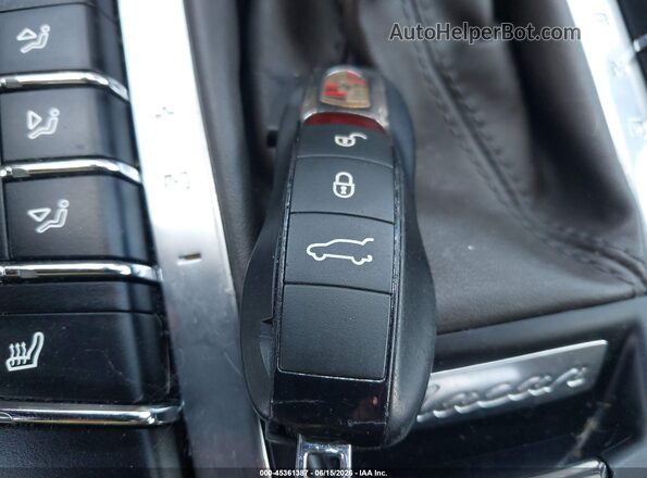 WP1AA2A54HLB08573 2017 PORSCHE MACAN White Widok deski rozdzielczej