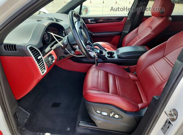 WP1AA2AY3LDA05030 2020 PORSCHE CAYENNE Белый Вид салона спереди