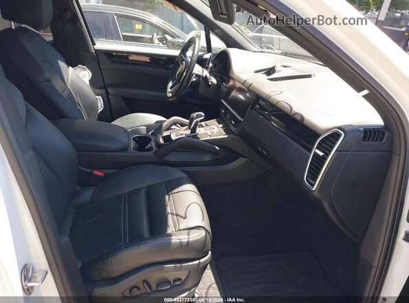 WP1AA2AY4NDA04231 2022 PORSCHE CAYENNE Белый Вид салона спереди