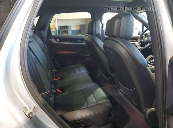 WP1AA2AY5TDA00802 2026 PORSCHE CAYENNE Silver Սալոնի հետևի տեսք