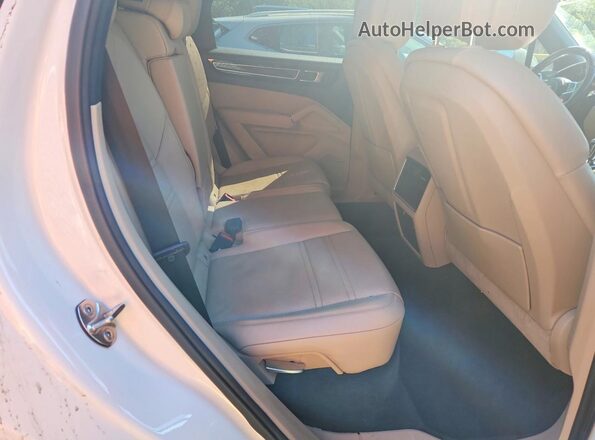 WP1AA2AY6KDA10818 2019 PORSCHE CAYENNE White Вид задньої частини салону