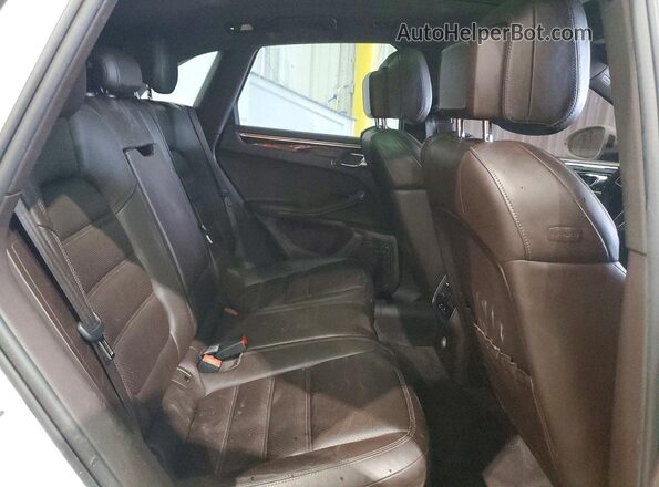 WP1AB2A56GLB45166 2016 PORSCHE MACAN White Вид задньої частини салону