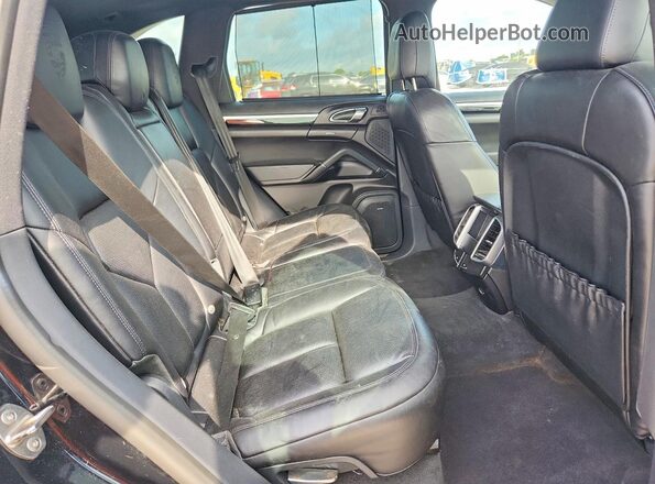 WP1AE2A27HLA74946 2017 PORSCHE CAYENNE Черный Вид задней части салона