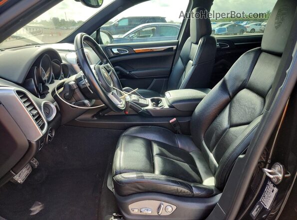 WP1AE2A27HLA74946 2017 PORSCHE CAYENNE Черный Вид салона спереди