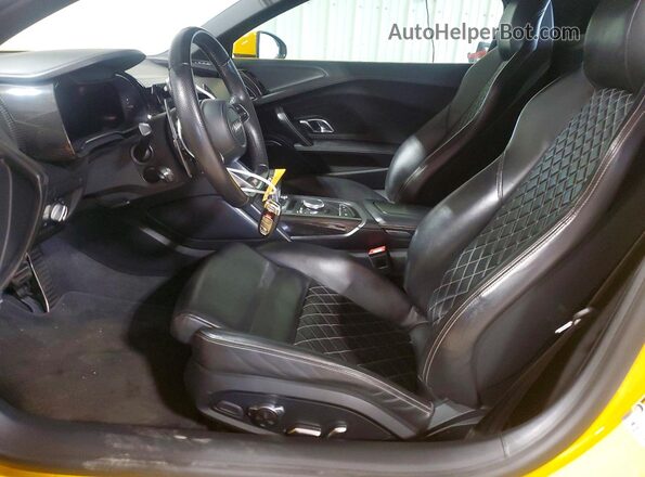 WUAVACFX7H7903437 2017 AUDI R8 Yellow Widok wnętrza z przodu