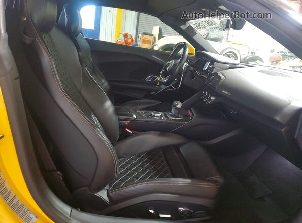 WUAVACFX7H7903437 2017 AUDI R8 Yellow Widok tylnych siedzeń
