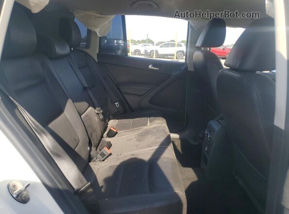 WVGAV7AX0GW599477 2016 VOLKSWAGEN TIGUAN Белый Вид задней части салона