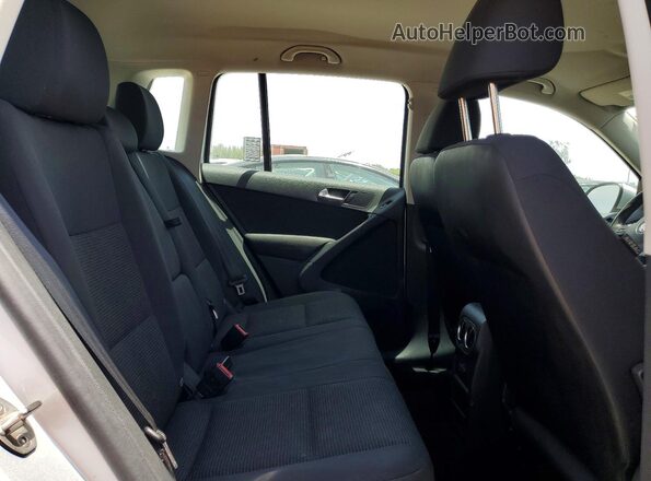 WVGAV7AX0HK045025 2017 VOLKSWAGEN TIGUAN Белый Вид задней части салона