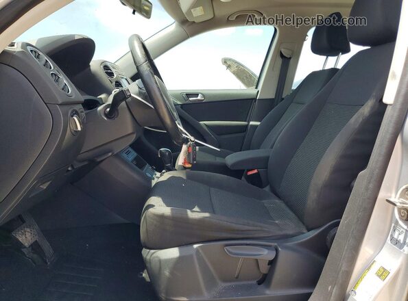 WVGAV7AX0HK045025 2017 VOLKSWAGEN TIGUAN Белый Вид салона спереди
