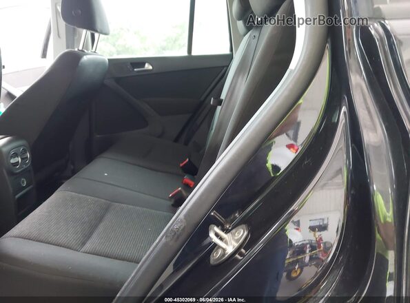 WVGAV7AX1HK043252 2017 VOLKSWAGEN TIGUAN Black Widok naklejki z numerem VIN